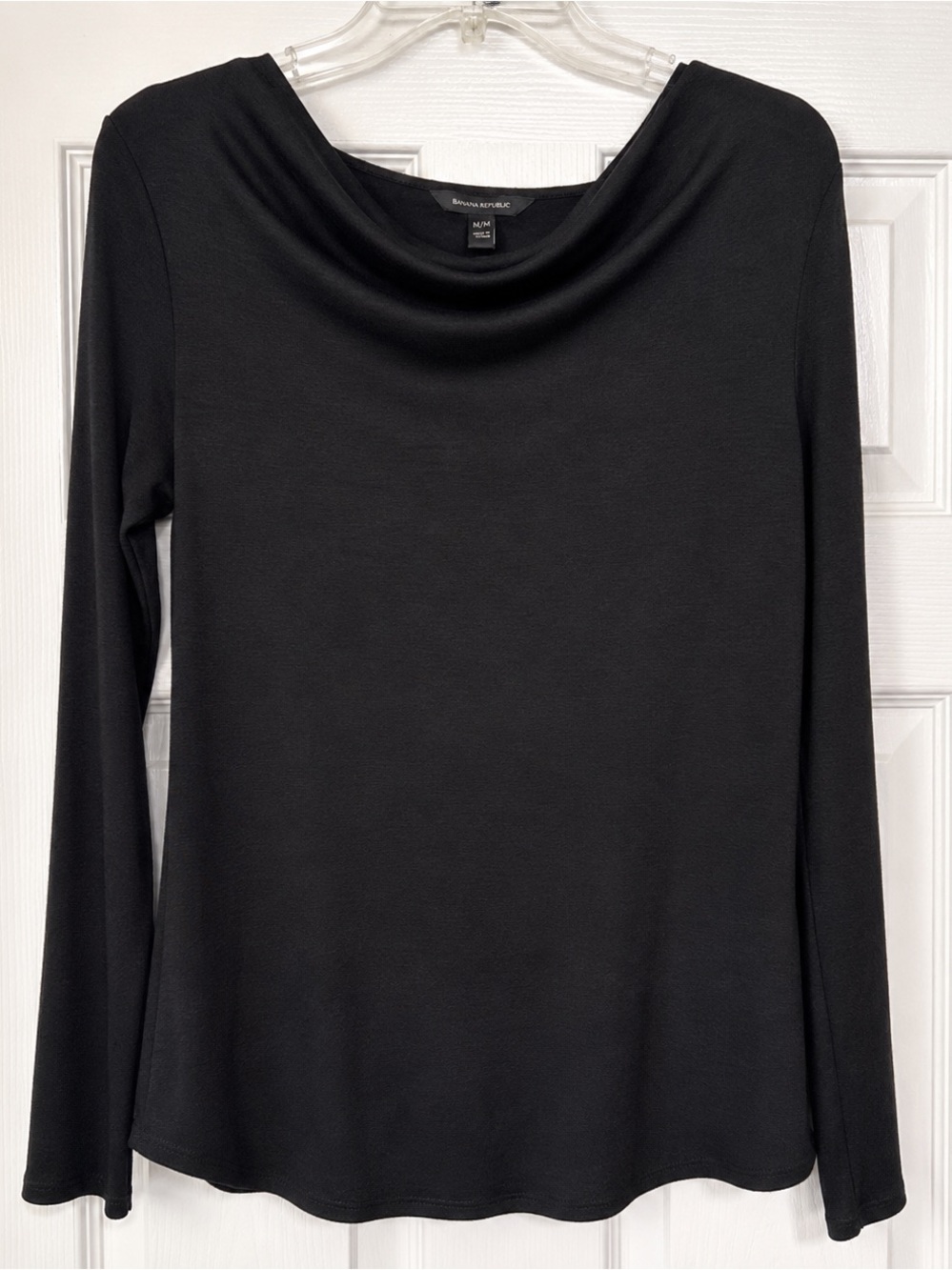 Banana republic long sleeve lightweight black sweater size medium. Cowl neckline